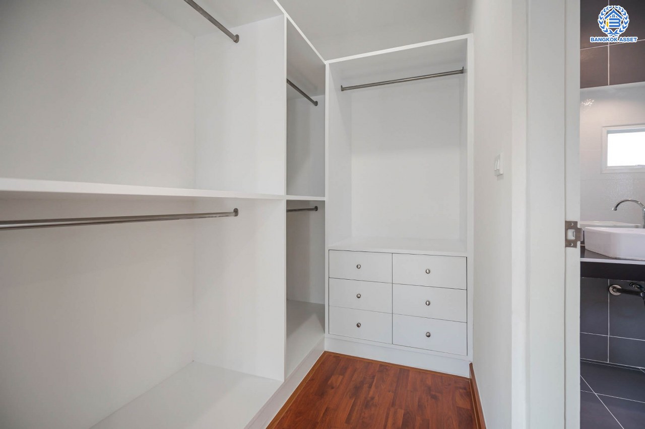 บ้านมือสองตกแต่งใหม่ โครงการ บางกอกบูเลอวาร์ด ราชพฤกษ์-พระราม5 เนื้อที่ 56 ตร.ว. บนสังคมคุณภาพ SC Asset* ฟังก์ชันพร้อม 3 ห้องนอน 3 ห้องน้ำ จอดรถได้ 2 คัน บนทำเลติดถนนราชพฤกษ์ ใกล้วงเวียนพระรามห้า, ทางด่วนศรีรัช และเพียง 10 ถึงรถไฟฟ้า "สถานีบางรักใหญ่"